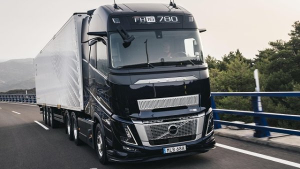 Камионът Volvo FH16 току-що зае първо място в класацията по мощност на европейските тежкотоварни превозни средства с представянето на неговия 17-литров шестцилиндров двигател съсх 780 к.с. и максимален въртящ момент от 3800 Нм. Той е оборудван с 12-степенна автоматична скоростна кутия и може да бъде поръчан в конфигурация с две или три оси. 

Кабината също предлага персонализиране с три различни вътрешни размери, всички от които позволяват настаняване на до двама души през нощта. Този модел може да бъде поръчан от втората половина на 2024 г., а производството ще започне по-късно тази година.